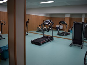 Gimnasio: bicis estáticas y máquinas